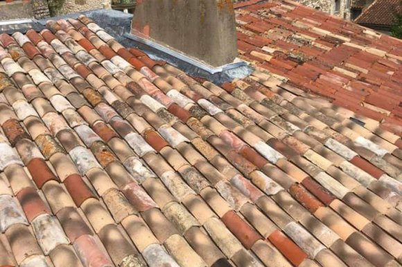 Pose d'abergement de cheminé pour éviter les infiltrations d'eau dans le Gard, l'Hérault et dans le Golfe de Saint-Tropez