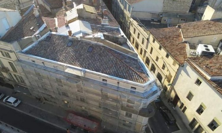 Rénovation complète de toiture et habillage des corniches en ZINC - MJ Rénovation Toiture  au centre ville de Nîmes