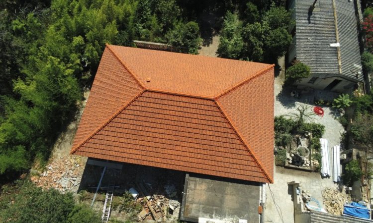 Réfection de toiture avec des tuile de MARSEILLE dans le Gard, l'Hérault et dans le Golfe de Saint-Tropez