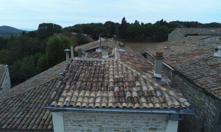 Habillage de pignon en bois et gouttière en ZINC dans le Gard, l'Hérault et dans le Golfe de Saint-Tropez