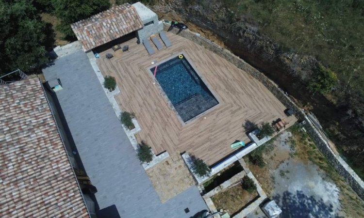 Pose de toiture d'un pool house dans le Gard, l'Hérault ou dans le Golfe de Saint-Tropez